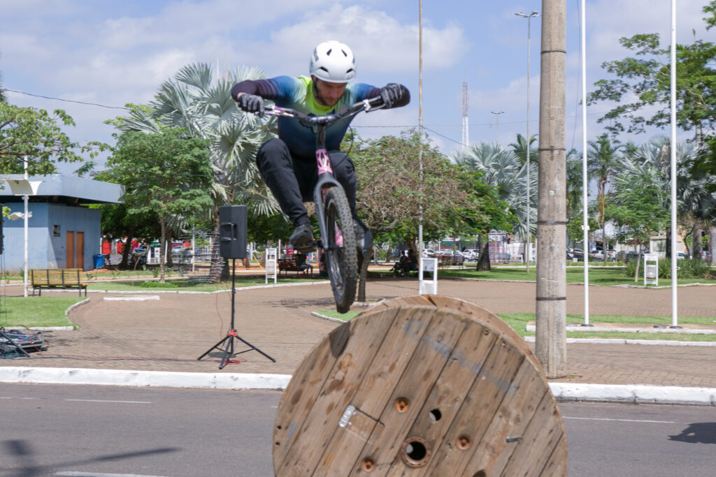 Atleta de bike trial participa de festa do Perfil News e faz manobras radicais em ponte do Rio Paraná