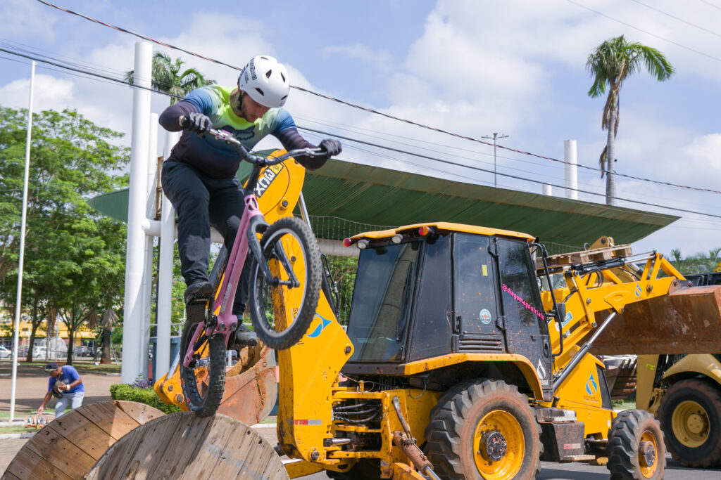 Atleta de bike trial participa de festa do Perfil News e faz manobras radicais em ponte do Rio Paraná