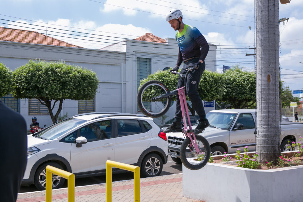 Atleta de bike trial participa de festa do Perfil News e faz manobras radicais em ponte do Rio Paraná