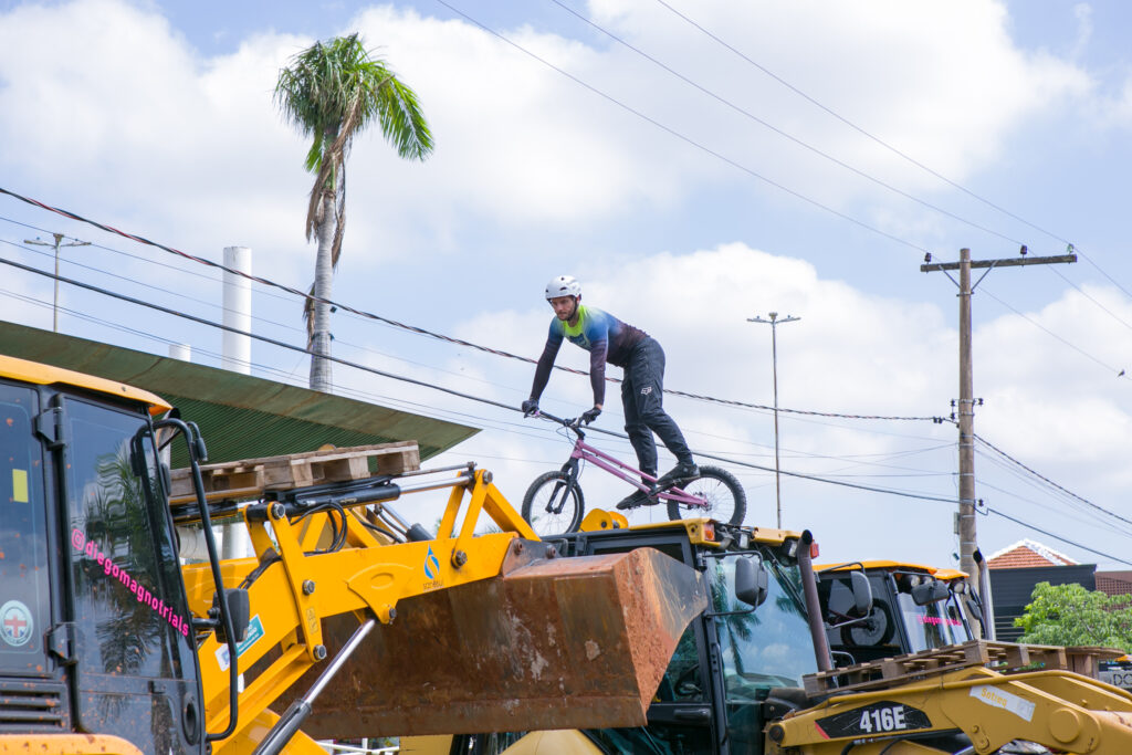 Atleta de bike trial participa de festa do Perfil News e faz manobras radicais em ponte do Rio Paraná