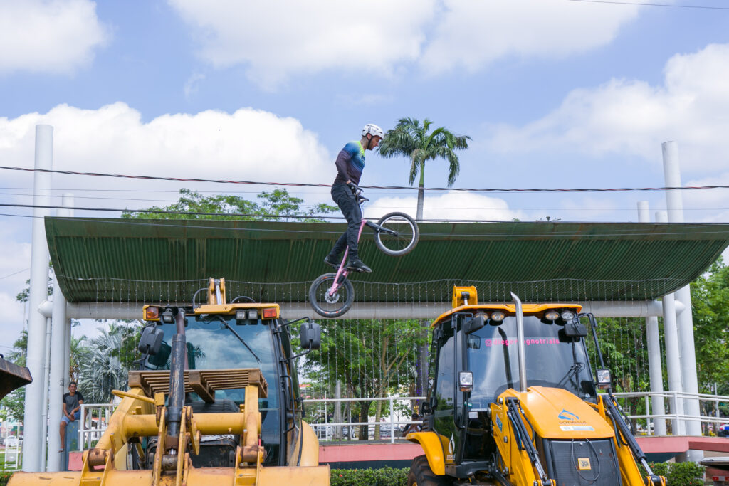 Atleta de bike trial participa de festa do Perfil News e faz manobras radicais em ponte do Rio Paraná