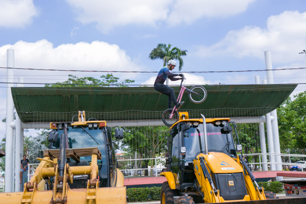 Atleta de bike trial participa de festa do Perfil News e faz manobras radicais em ponte do Rio Paraná