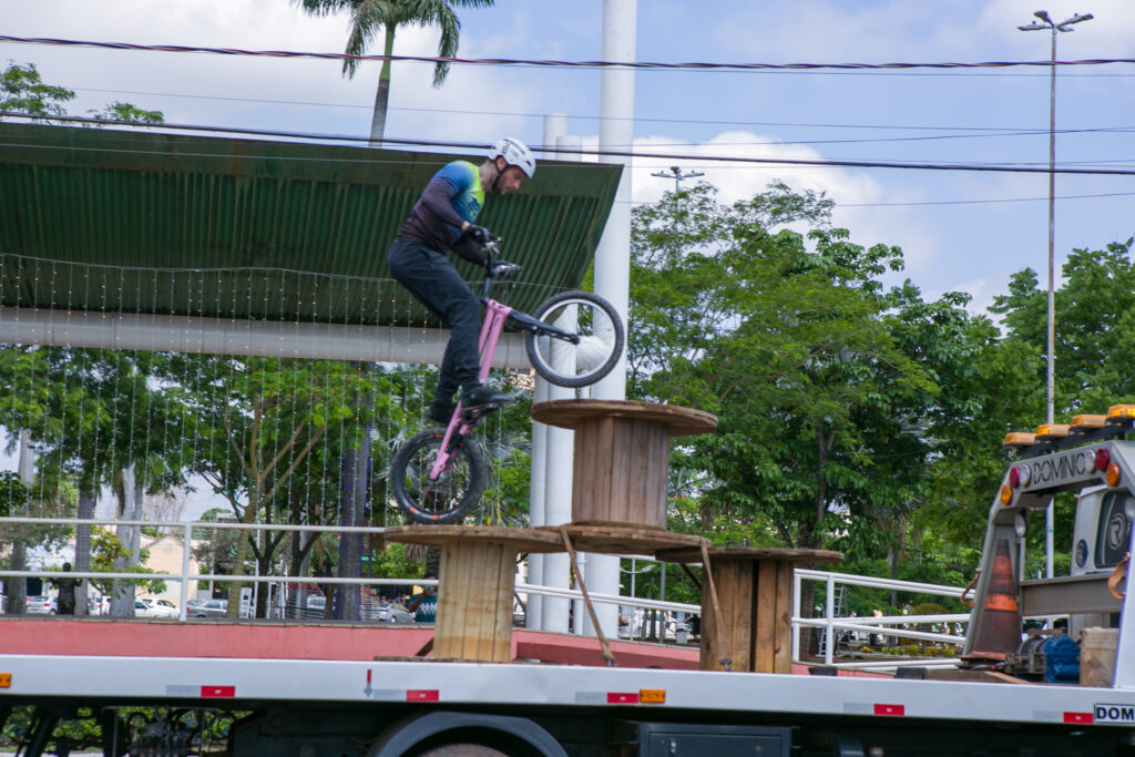 Atleta de bike trial participa de festa do Perfil News e faz manobras radicais em ponte do Rio Paraná