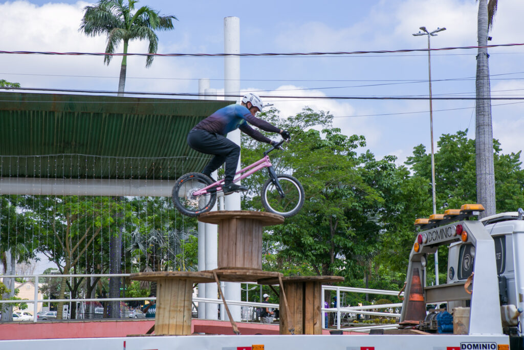 Atleta de bike trial participa de festa do Perfil News e faz manobras radicais em ponte do Rio Paraná