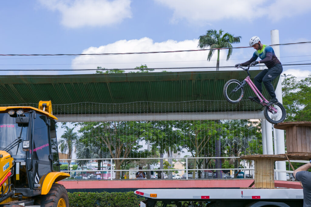 Atleta de bike trial participa de festa do Perfil News e faz manobras radicais em ponte do Rio Paraná