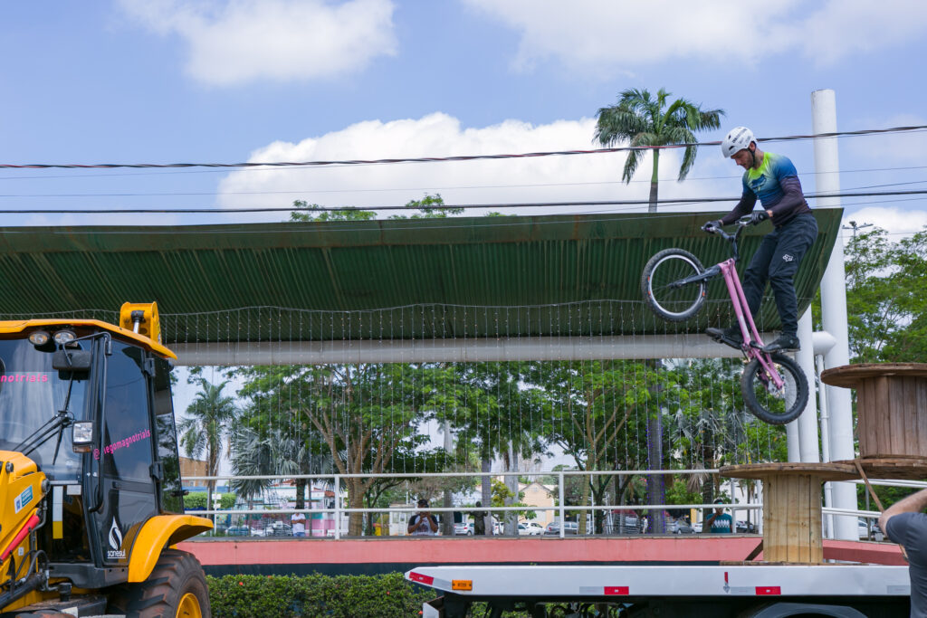 Atleta de bike trial participa de festa do Perfil News e faz manobras radicais em ponte do Rio Paraná