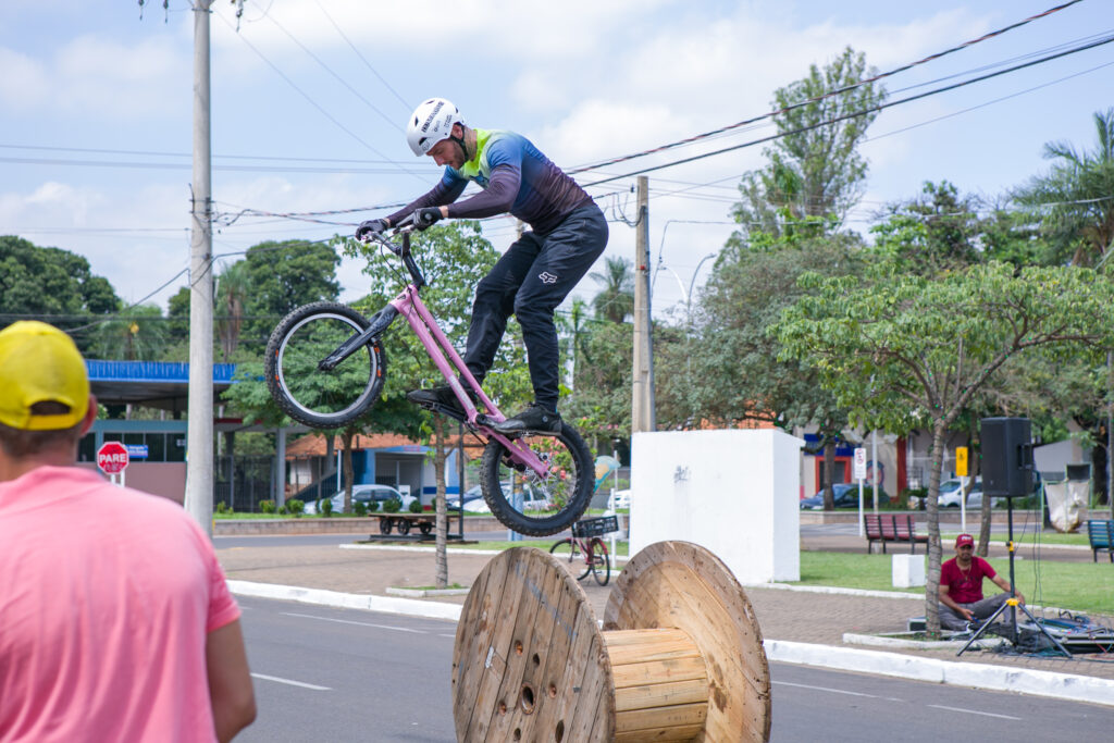 Atleta de bike trial participa de festa do Perfil News e faz manobras radicais em ponte do Rio Paraná