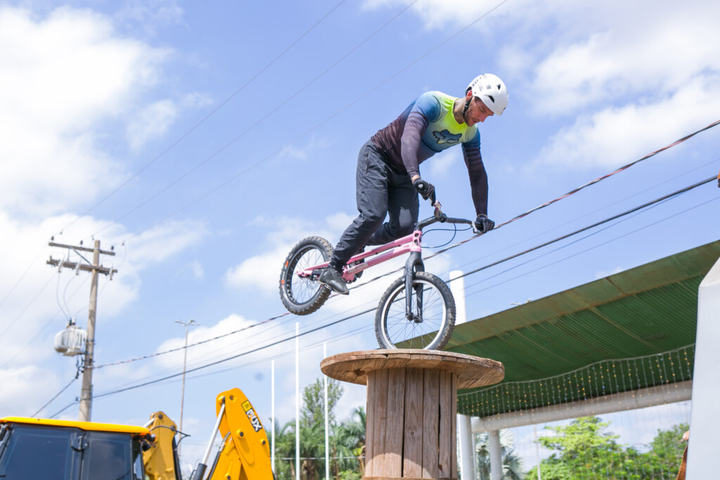 Atleta de bike trial participa de festa do Perfil News e faz manobras radicais em ponte do Rio Paraná