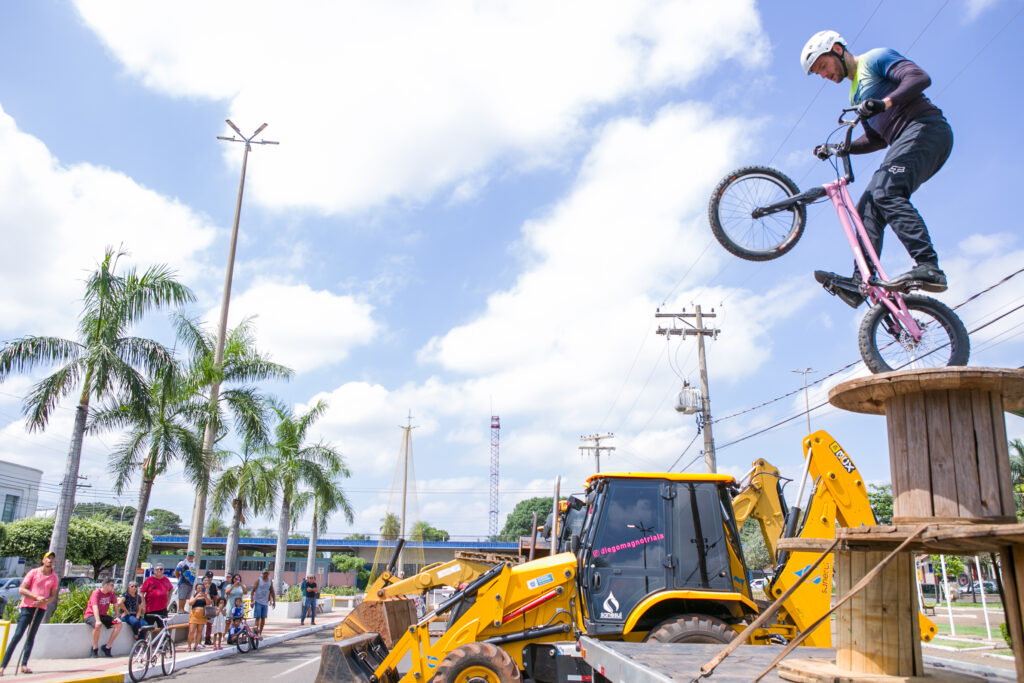 Atleta de bike trial participa de festa do Perfil News e faz manobras radicais em ponte do Rio Paraná