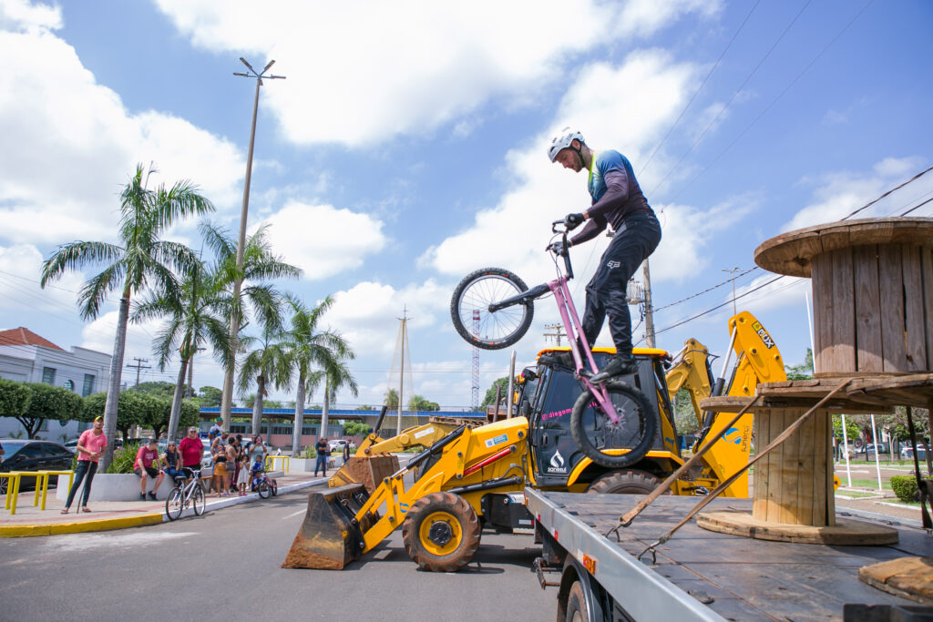 Atleta de bike trial participa de festa do Perfil News e faz manobras radicais em ponte do Rio Paraná