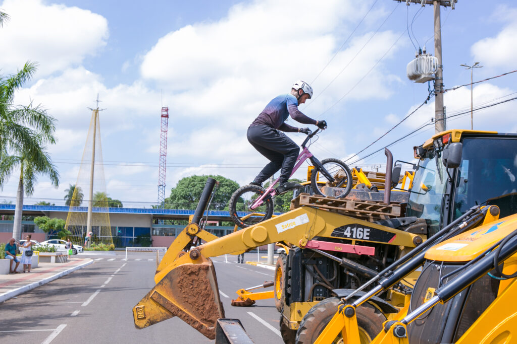 Atleta de bike trial participa de festa do Perfil News e faz manobras radicais em ponte do Rio Paraná