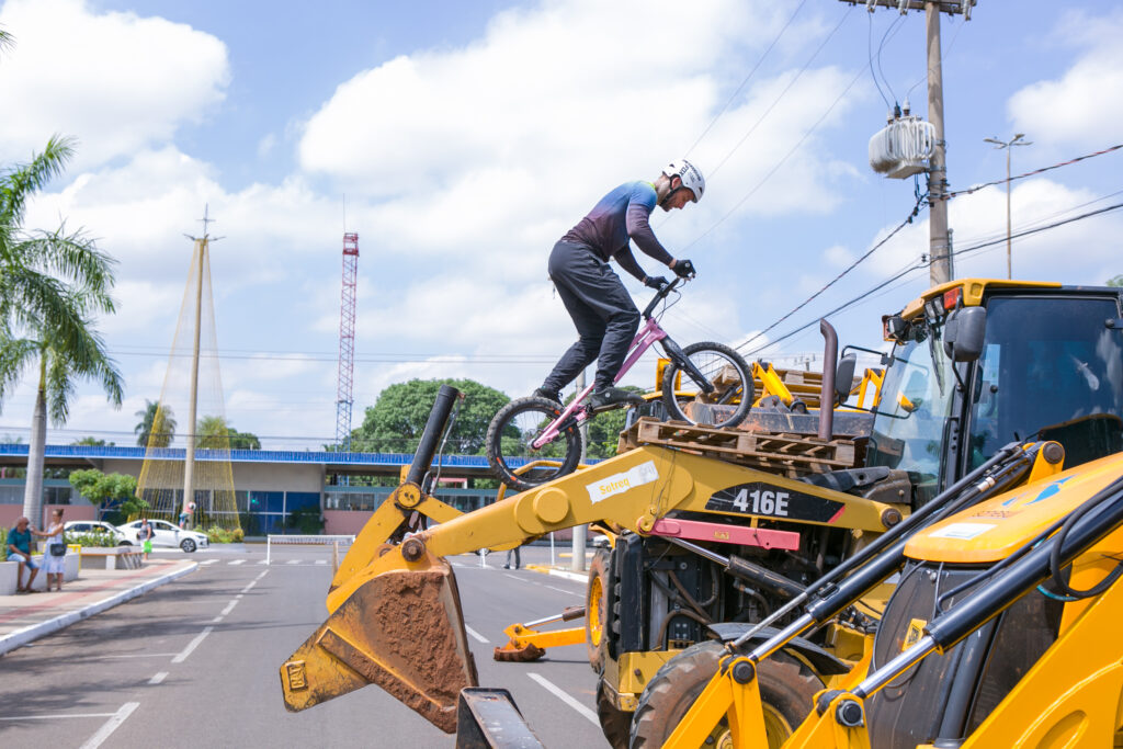 Atleta de bike trial participa de festa do Perfil News e faz manobras radicais em ponte do Rio Paraná