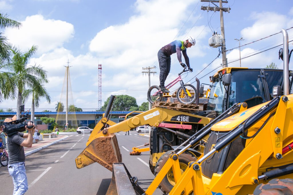 Atleta de bike trial participa de festa do Perfil News e faz manobras radicais em ponte do Rio Paraná