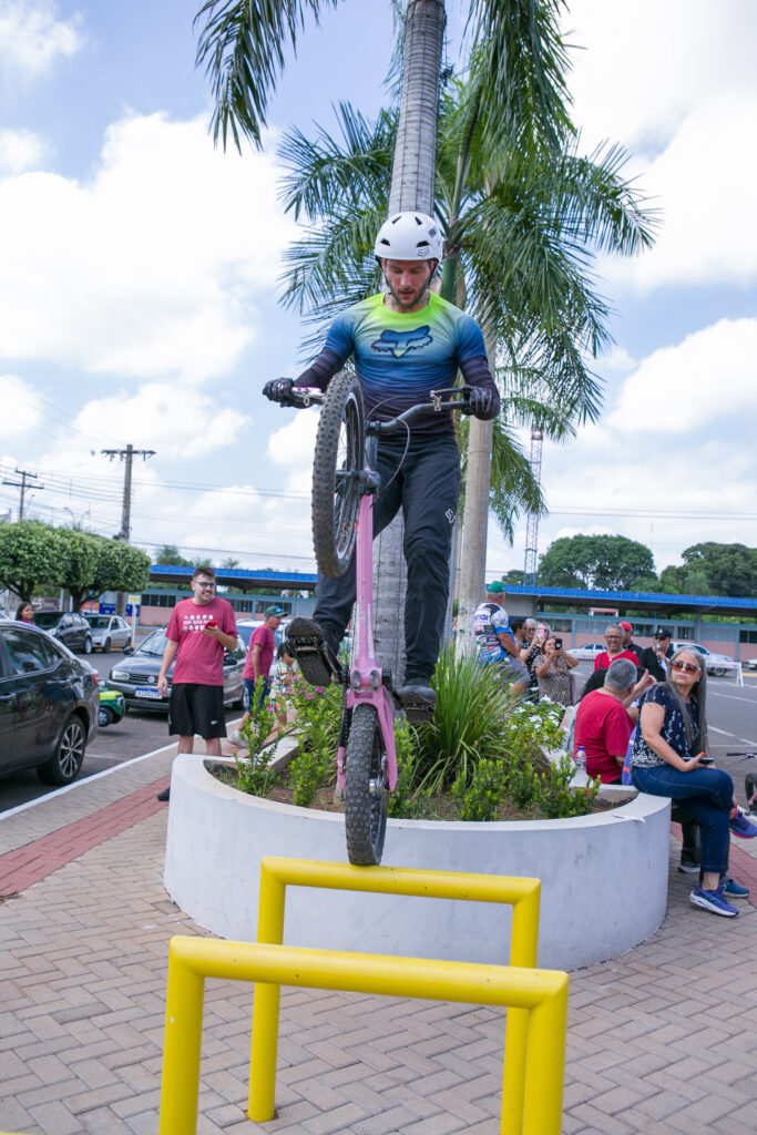 Atleta de bike trial participa de festa do Perfil News e faz manobras radicais em ponte do Rio Paraná