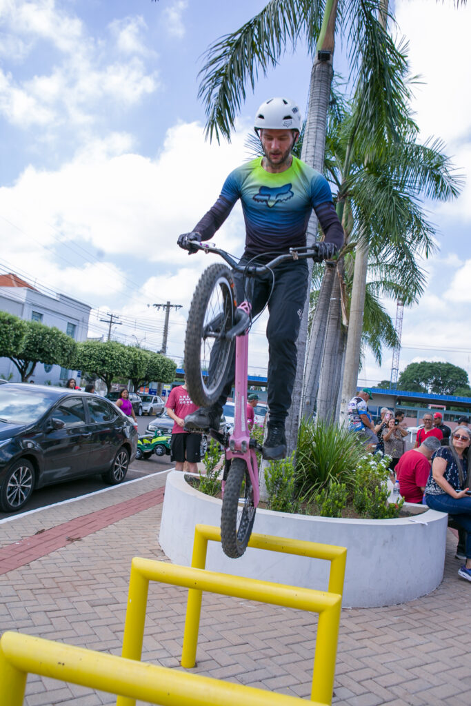 Atleta de bike trial participa de festa do Perfil News e faz manobras radicais em ponte do Rio Paraná