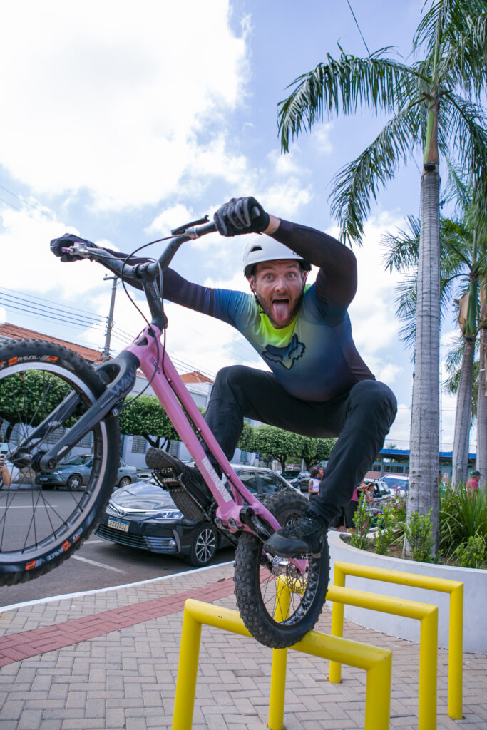 Atleta de bike trial participa de festa do Perfil News e faz manobras radicais em ponte do Rio Paraná