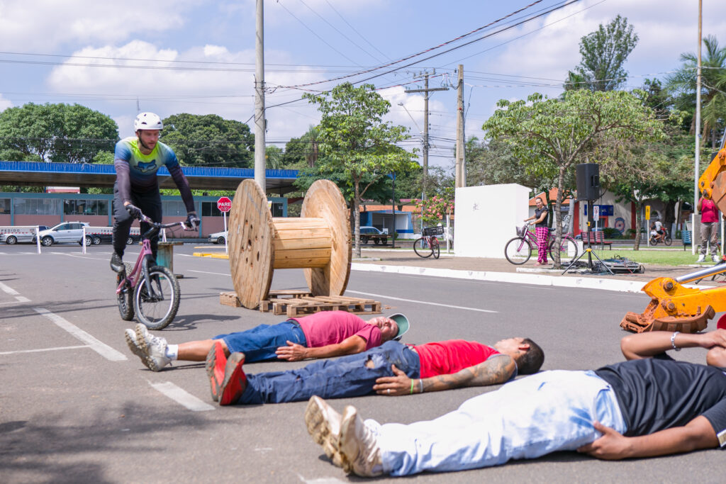 Atleta de bike trial participa de festa do Perfil News e faz manobras radicais em ponte do Rio Paraná