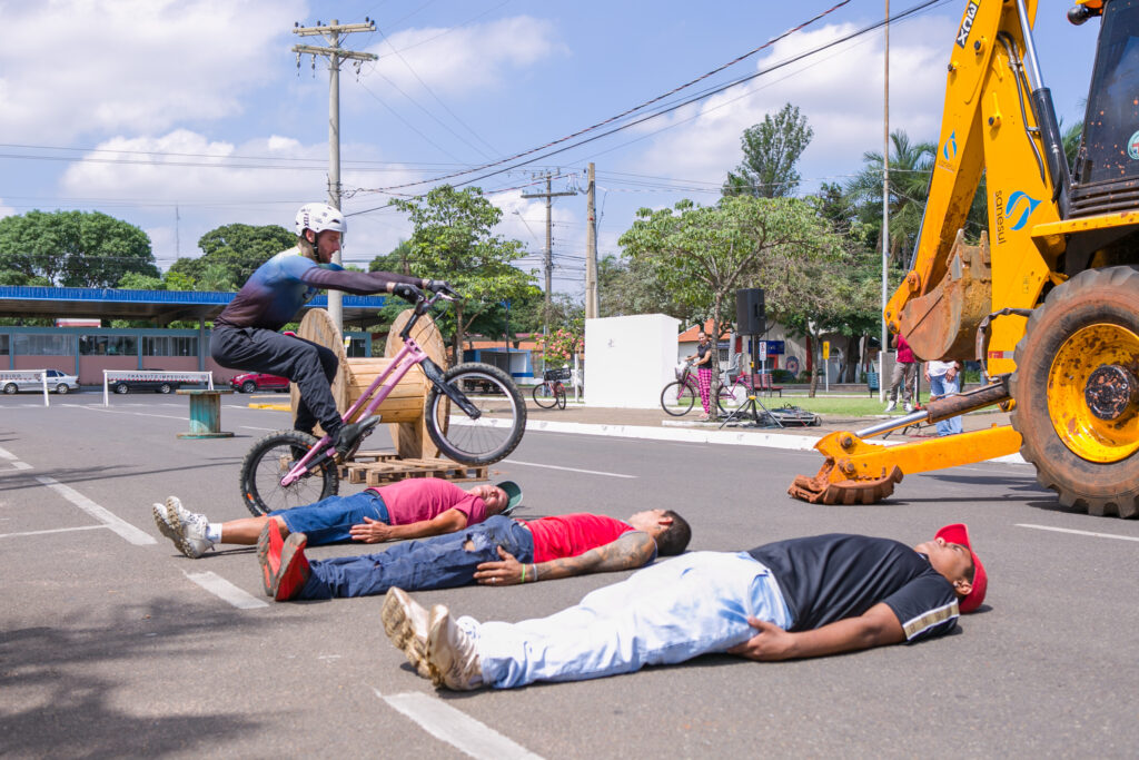 Atleta de bike trial participa de festa do Perfil News e faz manobras radicais em ponte do Rio Paraná