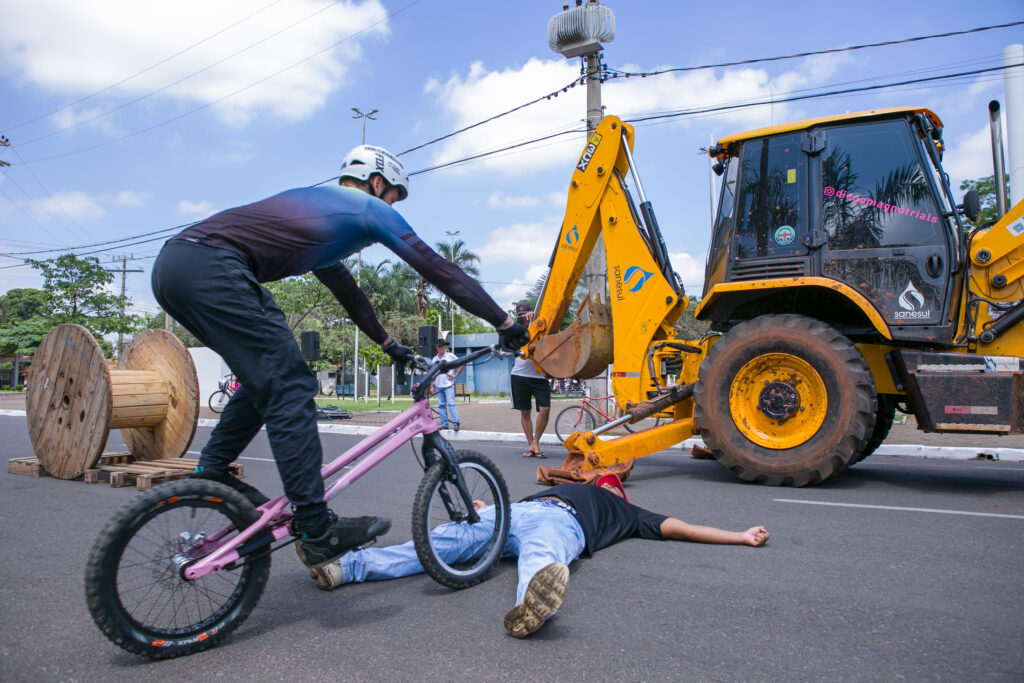 Atleta de bike trial participa de festa do Perfil News e faz manobras radicais em ponte do Rio Paraná