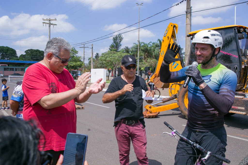 Atleta de bike trial participa de festa do Perfil News e faz manobras radicais em ponte do Rio Paraná