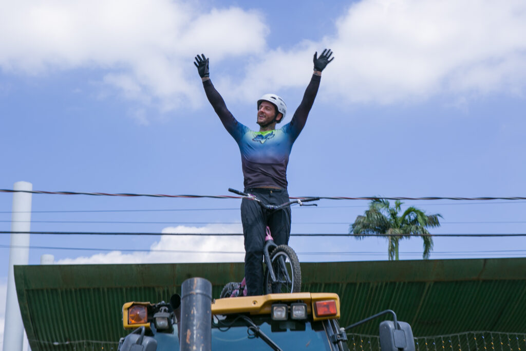 Atleta de bike trial participa de festa do Perfil News e faz manobras radicais em ponte do Rio Paraná