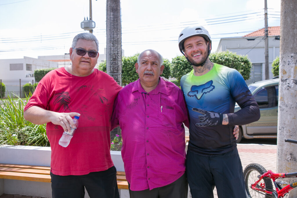 Atleta de bike trial participa de festa do Perfil News e faz manobras radicais em ponte do Rio Paraná