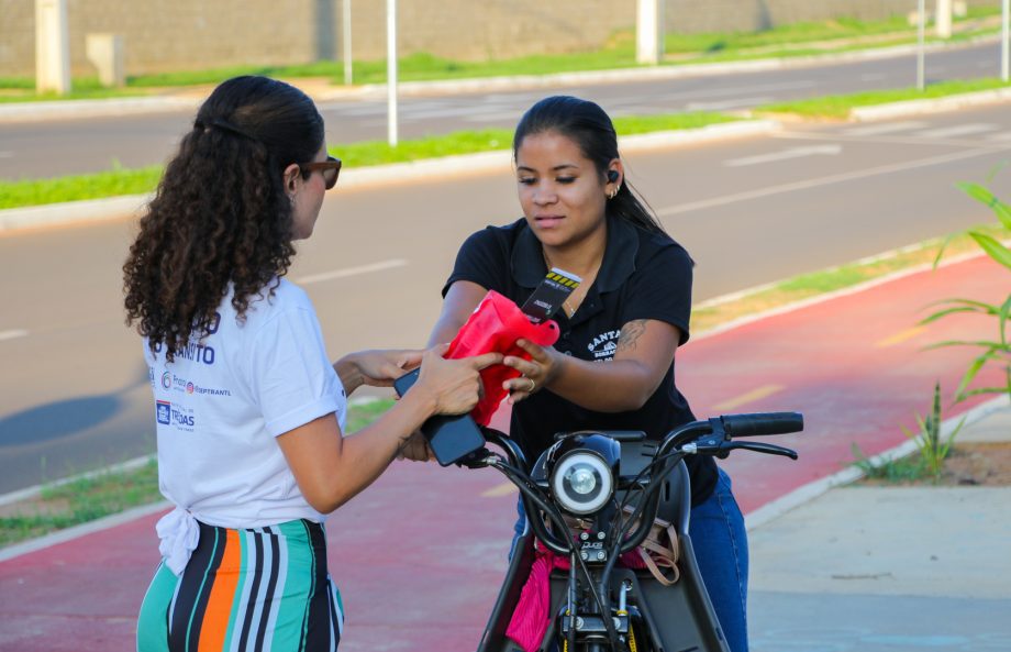 Deptran promove ação alusiva no trânsito “Acidentes não tiram férias, previna-se!”