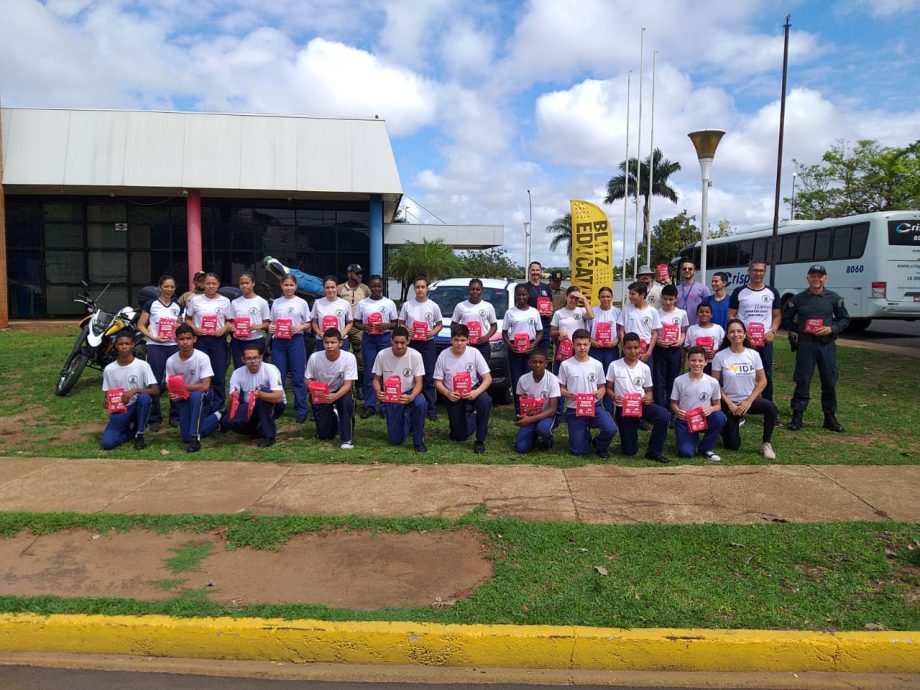 Crianças da Patrulha Mirim participam de Blitz Educativa sobre coleta seletiva