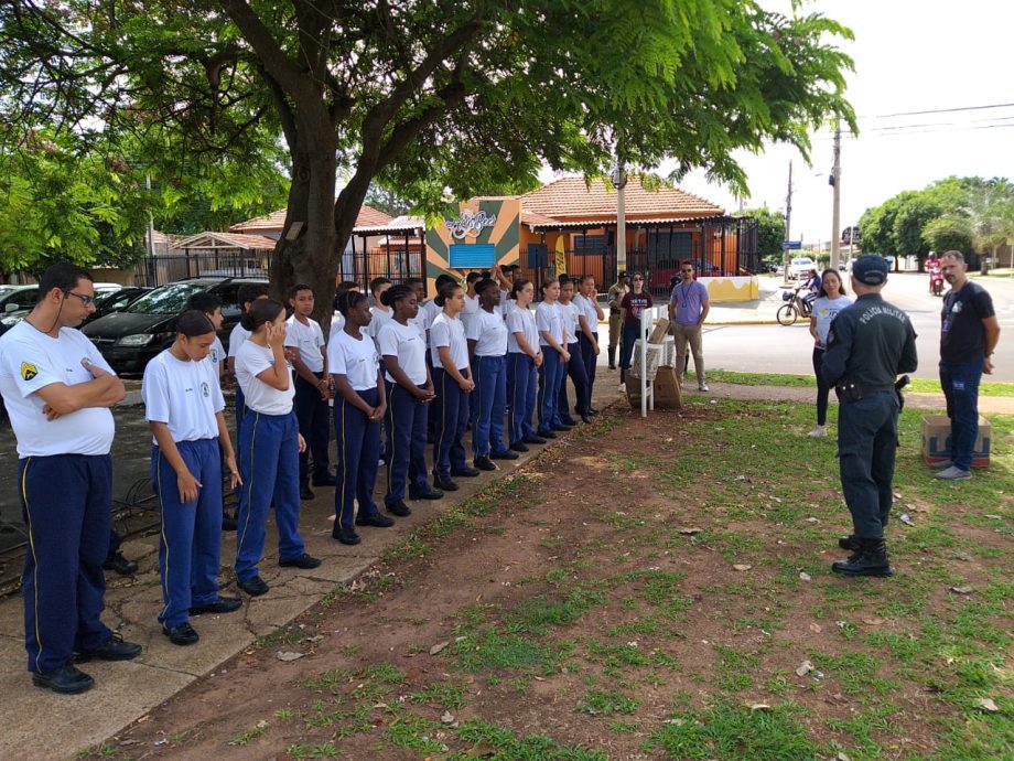 Crianças da Patrulha Mirim participam de Blitz Educativa sobre coleta seletiva