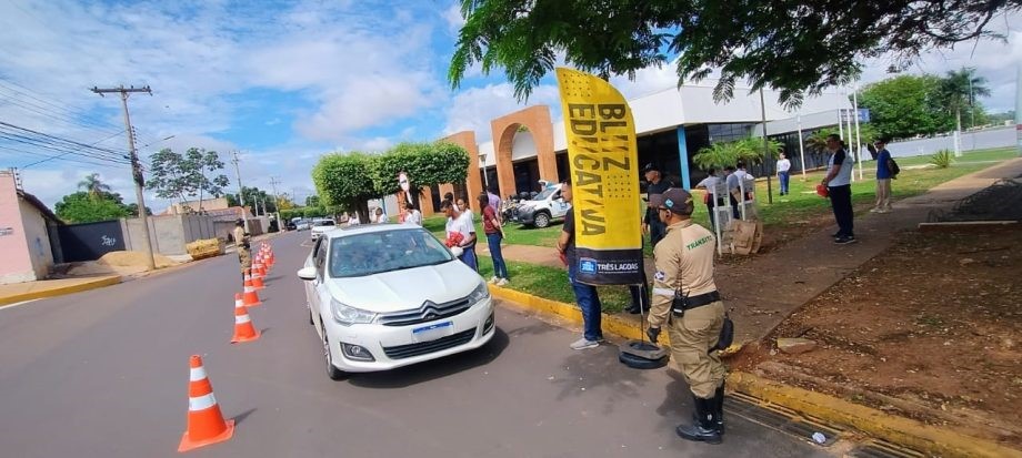 Crianças da Patrulha Mirim participam de Blitz Educativa sobre coleta seletiva