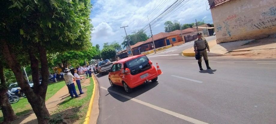 Crianças da Patrulha Mirim participam de Blitz Educativa sobre coleta seletiva