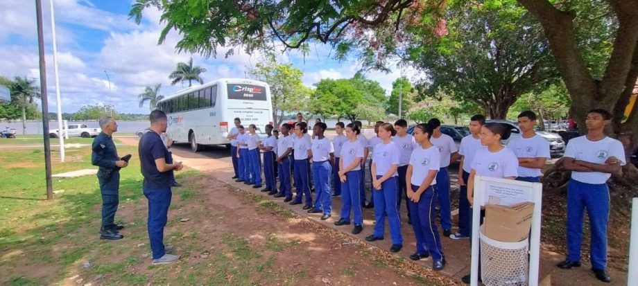 Crianças da Patrulha Mirim participam de Blitz Educativa sobre coleta seletiva