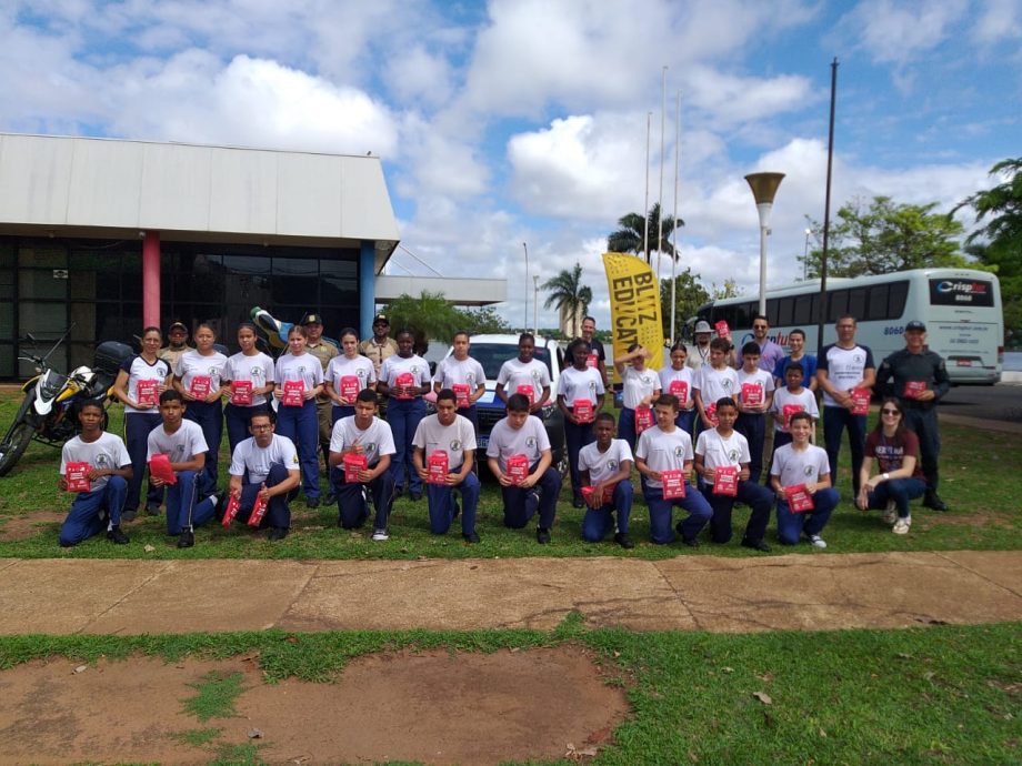 Crianças da Patrulha Mirim participam de Blitz Educativa sobre coleta seletiva