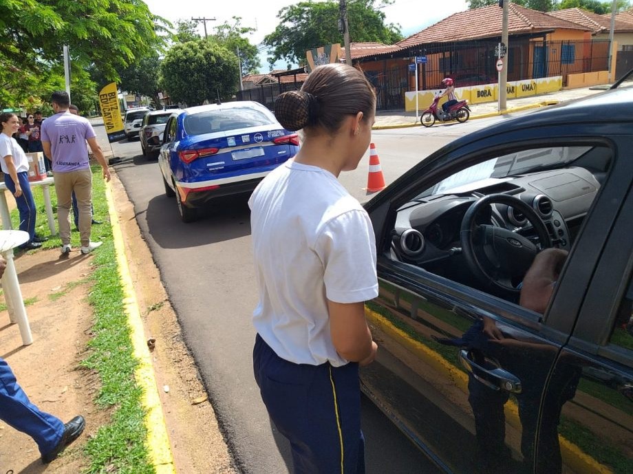 Crianças da Patrulha Mirim participam de Blitz Educativa sobre coleta seletiva