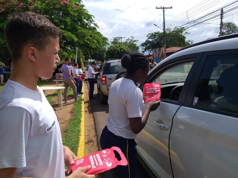 Crianças da Patrulha Mirim participam de Blitz Educativa sobre coleta seletiva