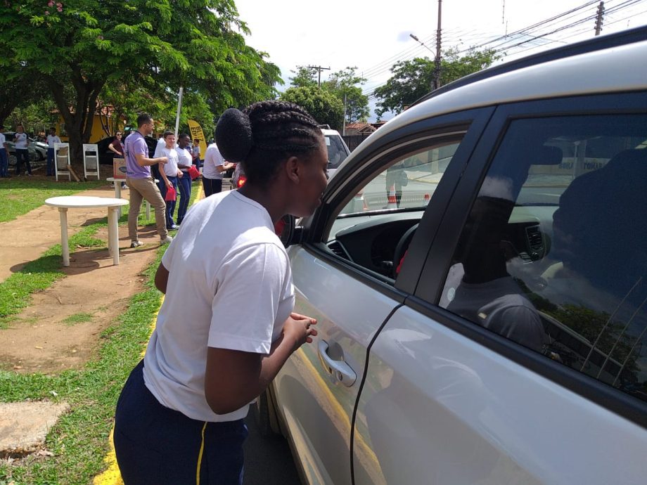 Crianças da Patrulha Mirim participam de Blitz Educativa sobre coleta seletiva