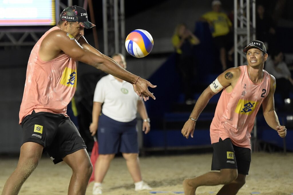 Beneficiário do Bolsa Atleta, Arthur Mariano é campeão da temporada 2024 do Circuito Brasileiro de Vôlei de Praia