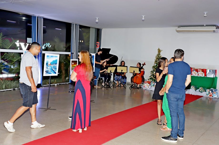 Exposição “Natal em Cores” abre a programação natalina da SEMEC; confira as imagens