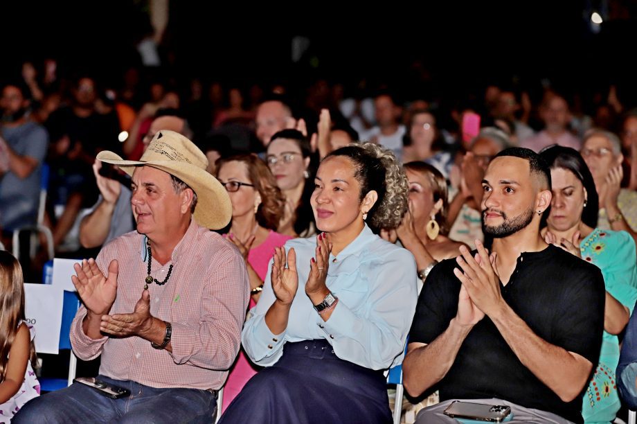 GALERIA DE FOTOS – Cantata de Natal encanta moradores na N.O.B