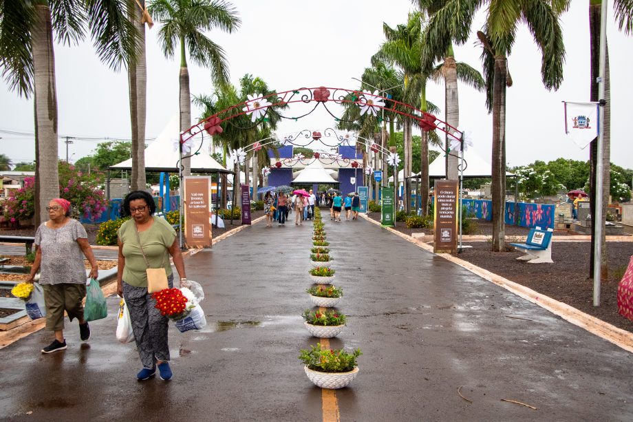 Cerca de 15 mil pessoas visitaram o Cemitério Municipal no Dia de Finados