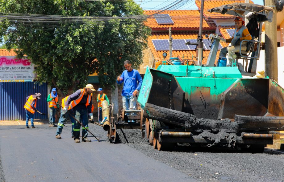 SEINTRA realiza recapeamento em 3 km de ruas do Jardim Dourados