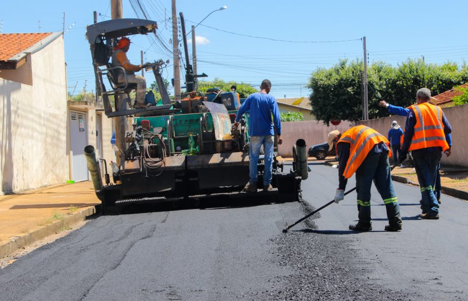 SEINTRA realiza recapeamento em 3 km de ruas do Jardim Dourados