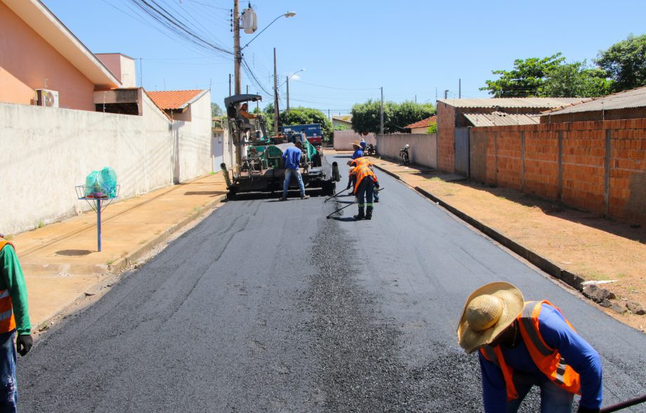 SEINTRA realiza recapeamento em 3 km de ruas do Jardim Dourados