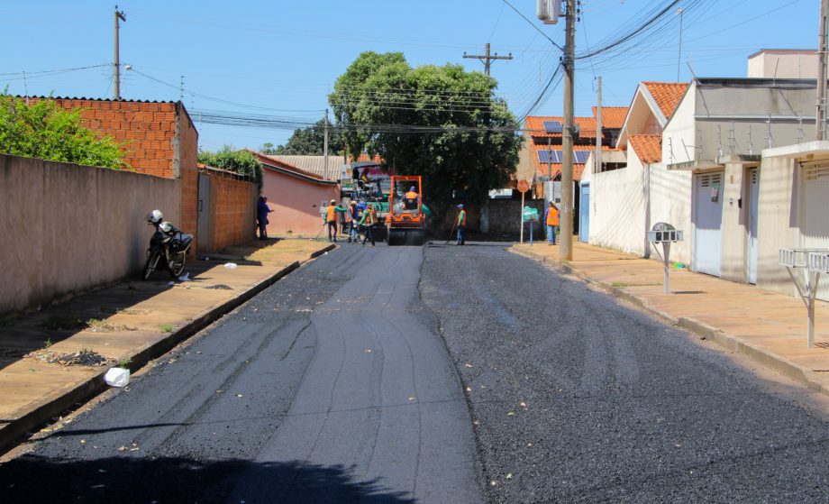 SEINTRA realiza recapeamento em 3 km de ruas do Jardim Dourados