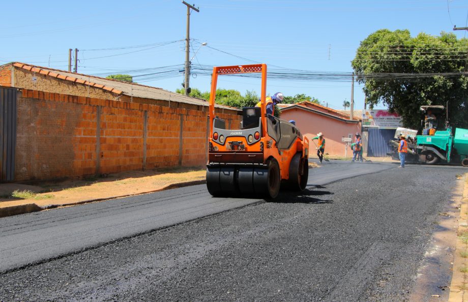 SEINTRA realiza recapeamento em 3 km de ruas do Jardim Dourados