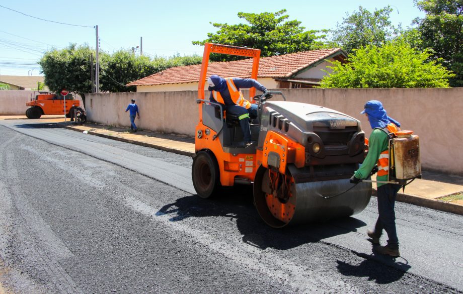 SEINTRA realiza recapeamento em 3 km de ruas do Jardim Dourados