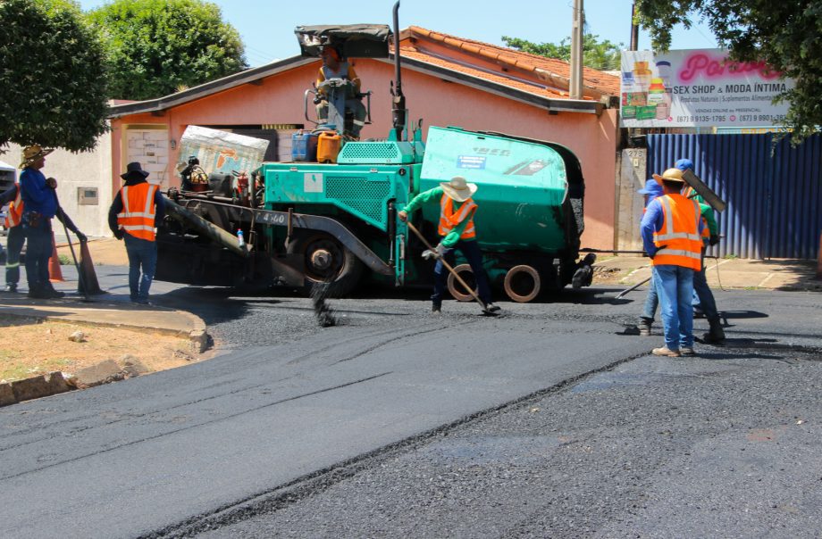 SEINTRA realiza recapeamento em 3 km de ruas do Jardim Dourados