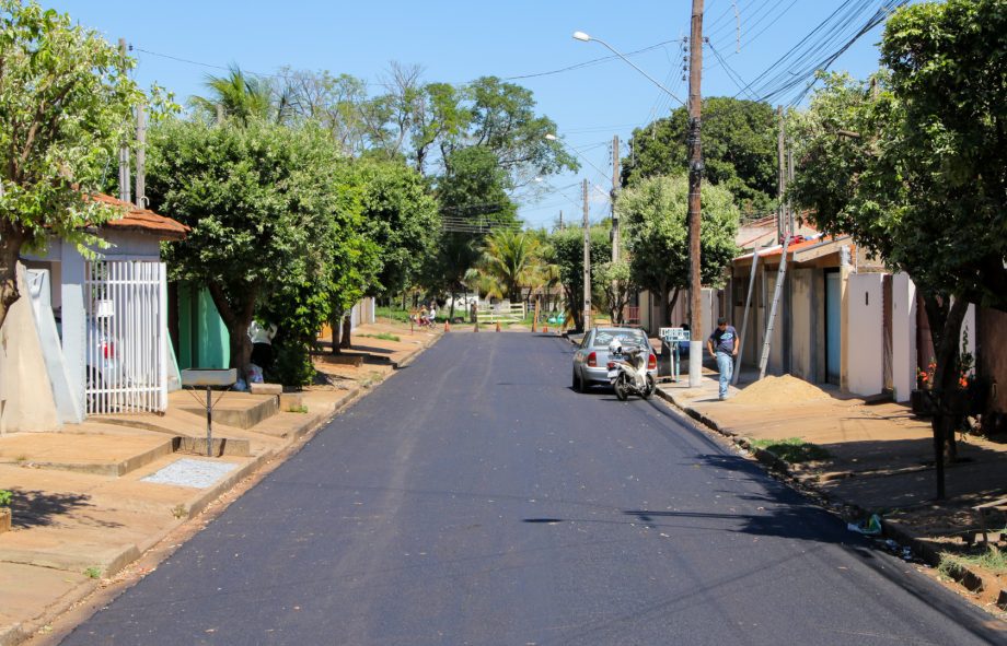 SEINTRA realiza recapeamento em 3 km de ruas do Jardim Dourados