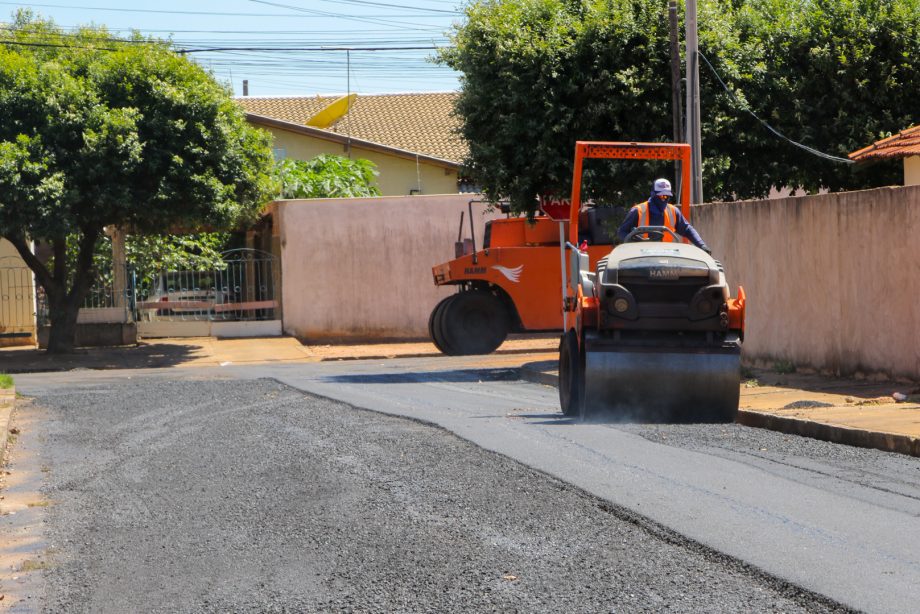 SEINTRA realiza recapeamento em 3 km de ruas do Jardim Dourados