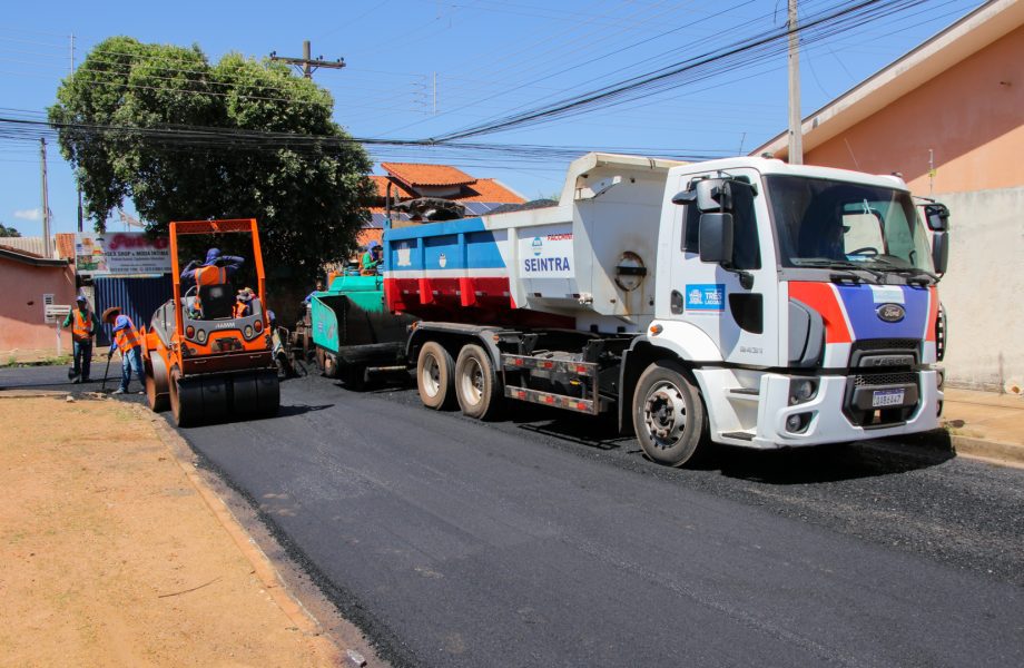 SEINTRA realiza recapeamento em 3 km de ruas do Jardim Dourados